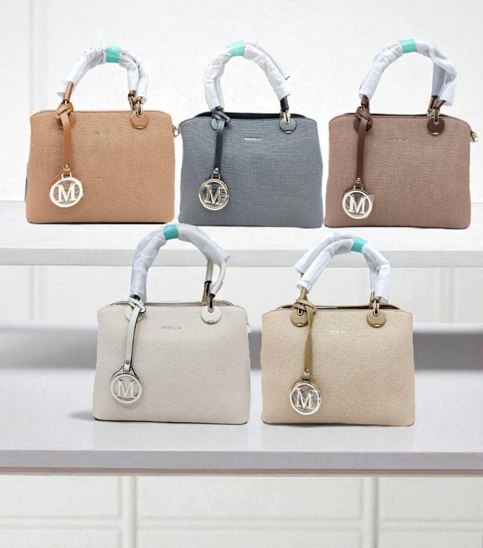 How to Match the Color of Your Handbag With an Outfit